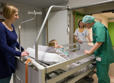 Aan de ingang van het operatiekwartier wacht een verpleegkundige met een groen uniform. Haar naam is Lien.